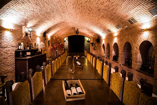 Sala abovedada de cata en la bodega Finca Río Negro